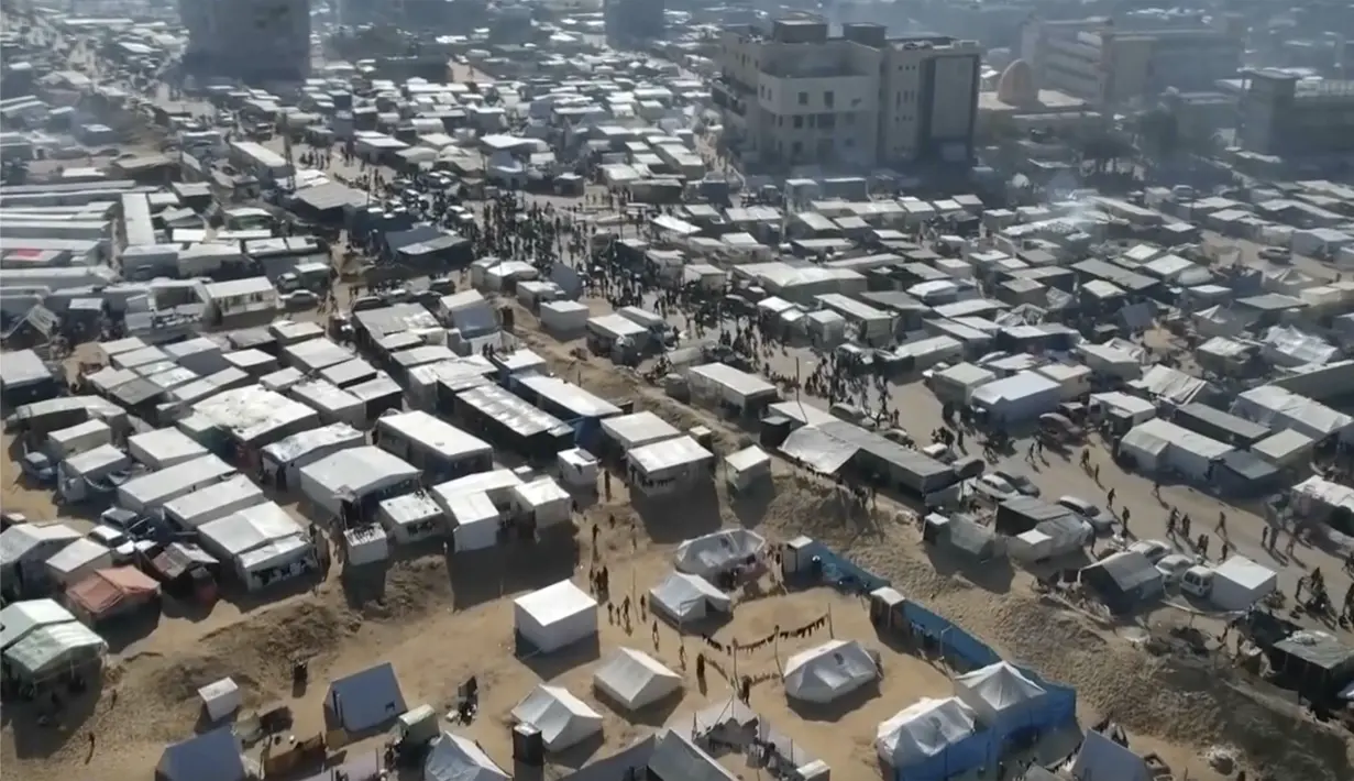 Gambar drone ini menunjukkan ribuan tenda yang digunakan para pengungsi di Rafah, Jalur Gaza selatan pada Jumat, 29 Desember 2023.  (AP Photo)