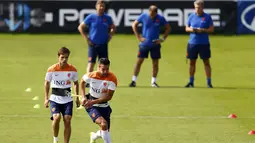 Pemain depan Timnas Belanda, Robin van Persie (kanan), berlari sambil menarik Joel Veltman saat berlatih di Rio de Janeiro, (2/7/2014). (REUTERS/Pilar Olivares)