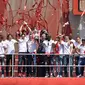 Selebrasi kemenangan pemain Arsenal usai merengkuh gelar juara Piala FA 2014 di luar stadion Emirates, London, (18/5/2014). (AFP PHOTO/Leon Neal)