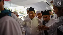 Capres nomor urut 02 Prabowo Subianto saat menghadiri Maulid Nabi sekaligus haul Habib Ali bin Abdurrahman Al-Habsyi Kwitang di Kwitang, Jakarta, Kamis (6/12). Prabowo mengenakan setelan baju koko putih dan kopiah hitam. (Liputan6.com/Faizal Fanani)