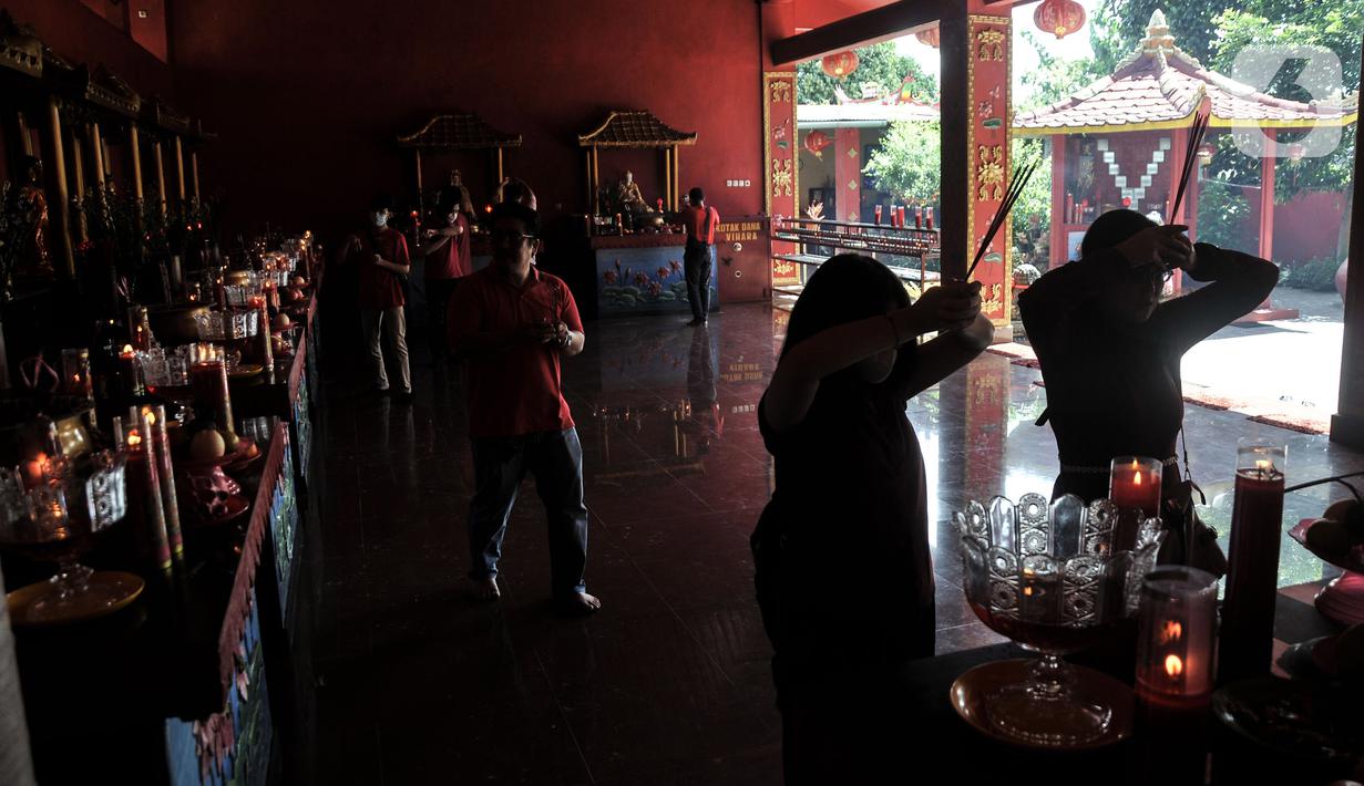 Warga keturunan Tionghoa saat sembahyang Tahun Baru Imlek 2574 di Wihara Buddha Dharma & Pho Sat, Tajur Halang, Bogor, Minggu (22/1/2023). Wihara Buddha Dharma & Pho Sat atau yang juga dikenal dengan Wihara Buddha Tidur menjadi salah satu tempat ibadah warga Tionghoa dalam merayakan Tahun Baru Imlek sebagai ungkapan rasa syukur atas rejeki dan keselamatan dari tuhan serta untuk pengharapan kehidupan lebih baik di tahun Kelinci Air. (merdeka.com/Iqbal S Nugroho)