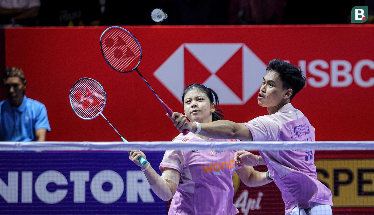 <p>Pebulu tangkis ganda campuran Indonesia, Felisha Alberta Pasaribu/Jafar Hidayatullah berusaha mengembalikan kok ke arah pasangan Malaysia, Wong Tien Ci/Lim Chiew Sien dalam laga 32 besar Indonesia Open 2025 di Istora Senayan, Jakarta, Selasa (03/06/2025). (Bola.com/Bagaskara Lazuardi)</p>