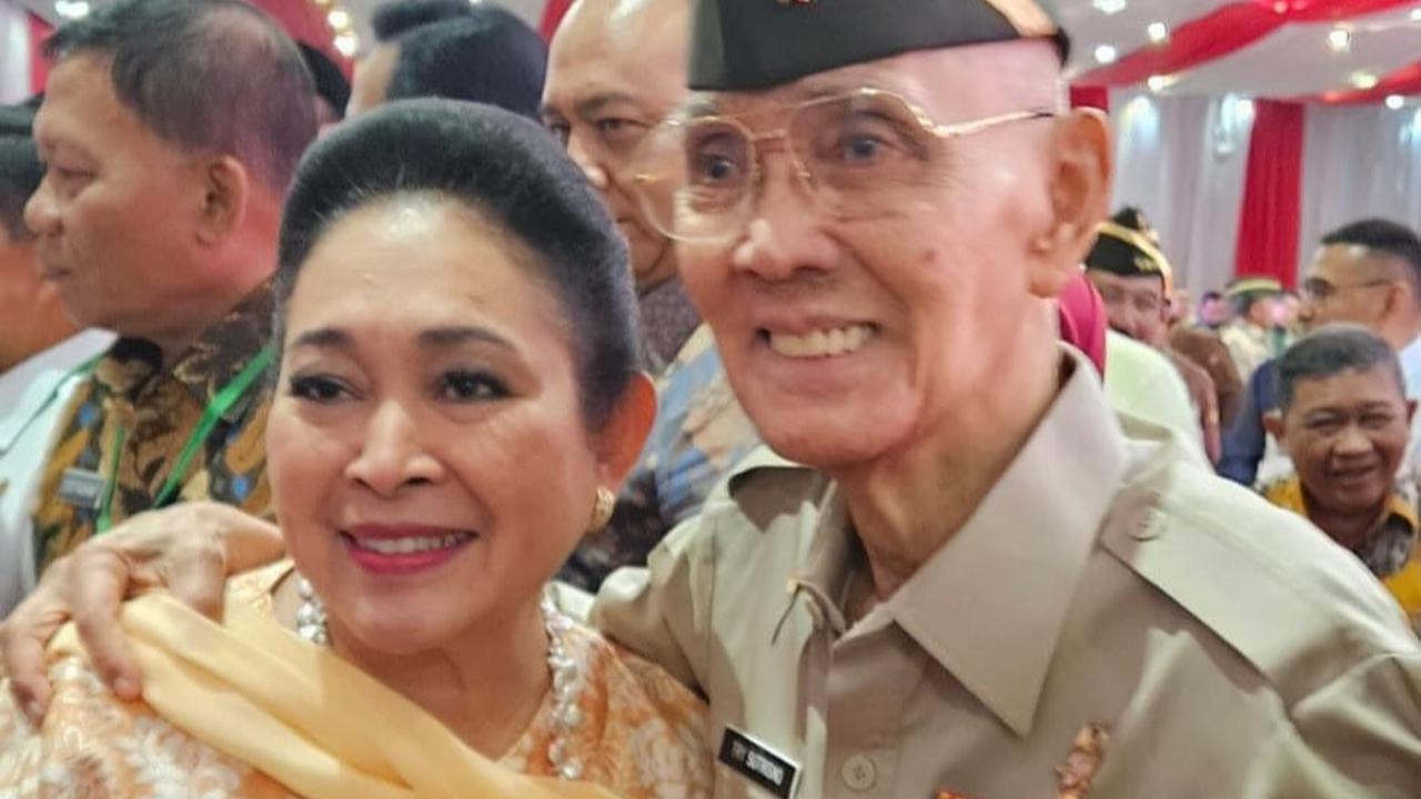 Titiek Soeharto Gandeng Jenderal Sepuh Try Sutrisno saat Turun Tangga