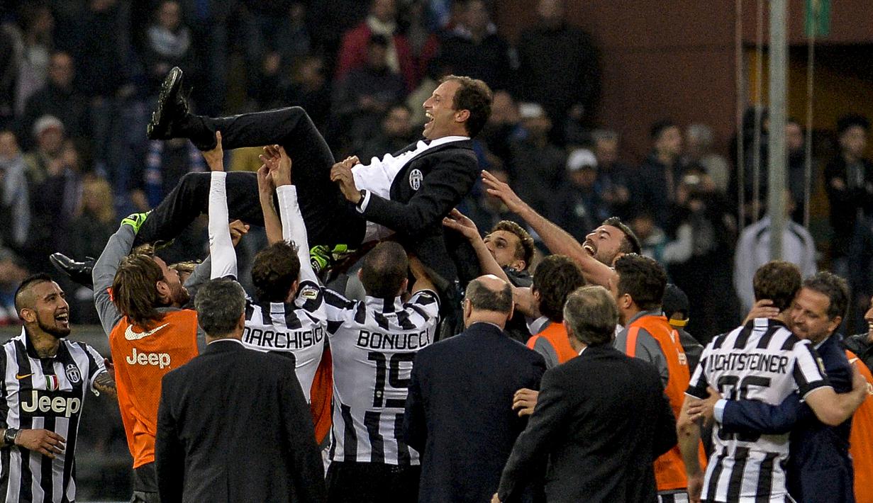 Pelatih Juventus, Massimiliano Allegri, diangkat para pemainnya setelah memastikan gelar juara Serie A musim 2014-2015, (2/5/2015). (AFP/Andreas Solaro)