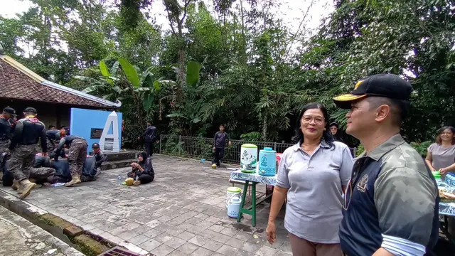 Anak kelima Karyo Utomo, Sri Sudarsilah saat berbincang dengan Kepala BSSN Letnan Jenderal TNI (Purn) Nugroho Sulistyo Budi. (Liputan6.com/Kukuh Setyono)
