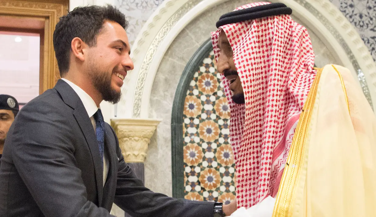 Raja Arab Saudi Salman bin Abdulaziz (kanan) bersalaman dengan Putra Mahkota Yordania Hussein bin Abdullah (kiri) saat membahas krisis ekonomi Yordania di Mekah, Arab Saudi, Senin (11/6). (Bandar Al-Jaloud/Saudi Royal Palace/AFP)