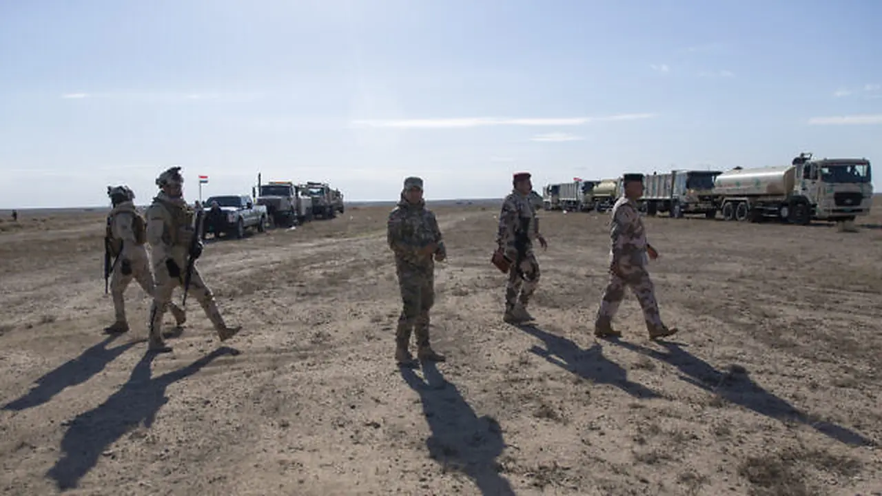 Pasukan Irak berjaga usai serangan yang dilakukan oleh Amerika Serikat.
