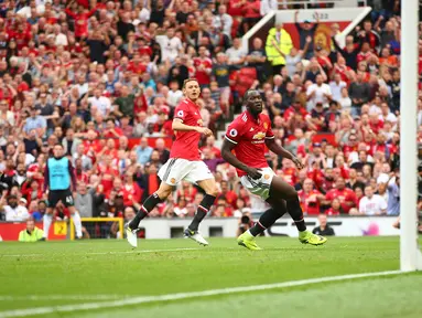 Penyerang Manchester United, Romelu Lukaku (kanan) saat memasukan bola ke gawang West Ham United pada pertandingan perdana Liga Inggris di Old Trafford, Manchester, Inggris, (13/8). Lukaku mencetak dua gol di pertandingan ini. (AP Photo/Dave Thompson)