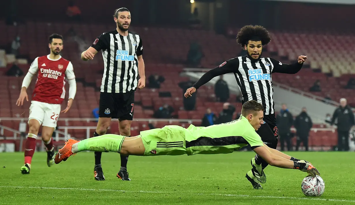 Kiper Arsenal, Bernd Leno berhasil menangkap bola dari ancaman bek Newcastle United, DeAndre Yedlin dalam laga babak ke-3 Piala FA 2020/21 di Emirates Stadium, Sabtu (9/1/2021). Arsenal menang 2-0 atas Newcastle United melalui extra time. (AFP/Glyn Kirk/Pool)