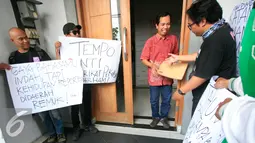 Sejumlah jurnalis dari AJI Yogyakarta menggelar aksi unjuk rasa di depan Kantor Tempo Biro Jateng-Yogyakarta, (26/2). Aksi di gelar sebagai bentuk solidaritas atas atas pemecatan koresponden Tempo di Jayapura. (Liputan6.com/Boy Harjanto)