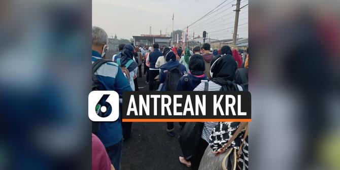 VIDEO: Antrean Penumpang KRL Mengular hingga ke Jalan Raya