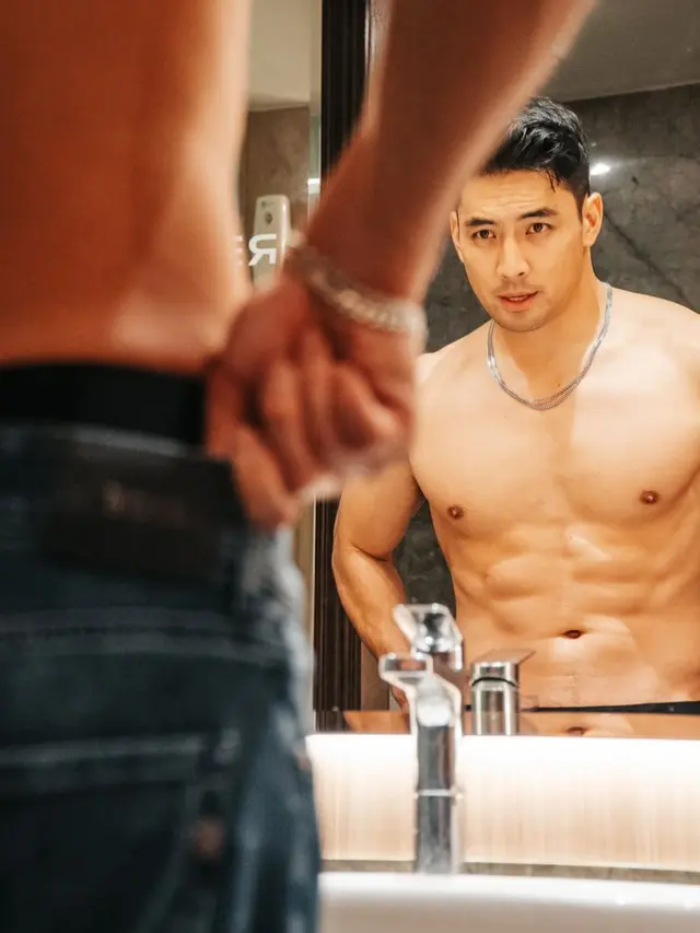 Yoshi Sudarso pamer otot di gym. (credit:instagram.com/yoshi_sudarso)