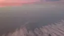 "Up in d sky ... memenuhi panggilan MU." tulisnya dalam foto yang diambil dari dalam pesawat. (Instagram/meisya__siregar)
