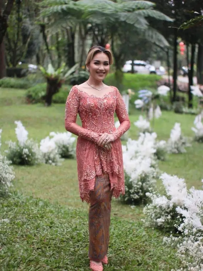 11 Gaya Ayu Ting Ting di Acara Lamaran Sang Adik, Tampil Memesona Pakai Kebaya