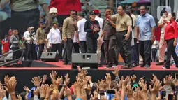 Hadir dalam perayaan Hari Buruh Internasional 2025, Presiden Prabowo sempat melepas kemeja sebagai bentuk dukungan kepada kaum buruh. (Liputan6.com/Angga Yuniar)