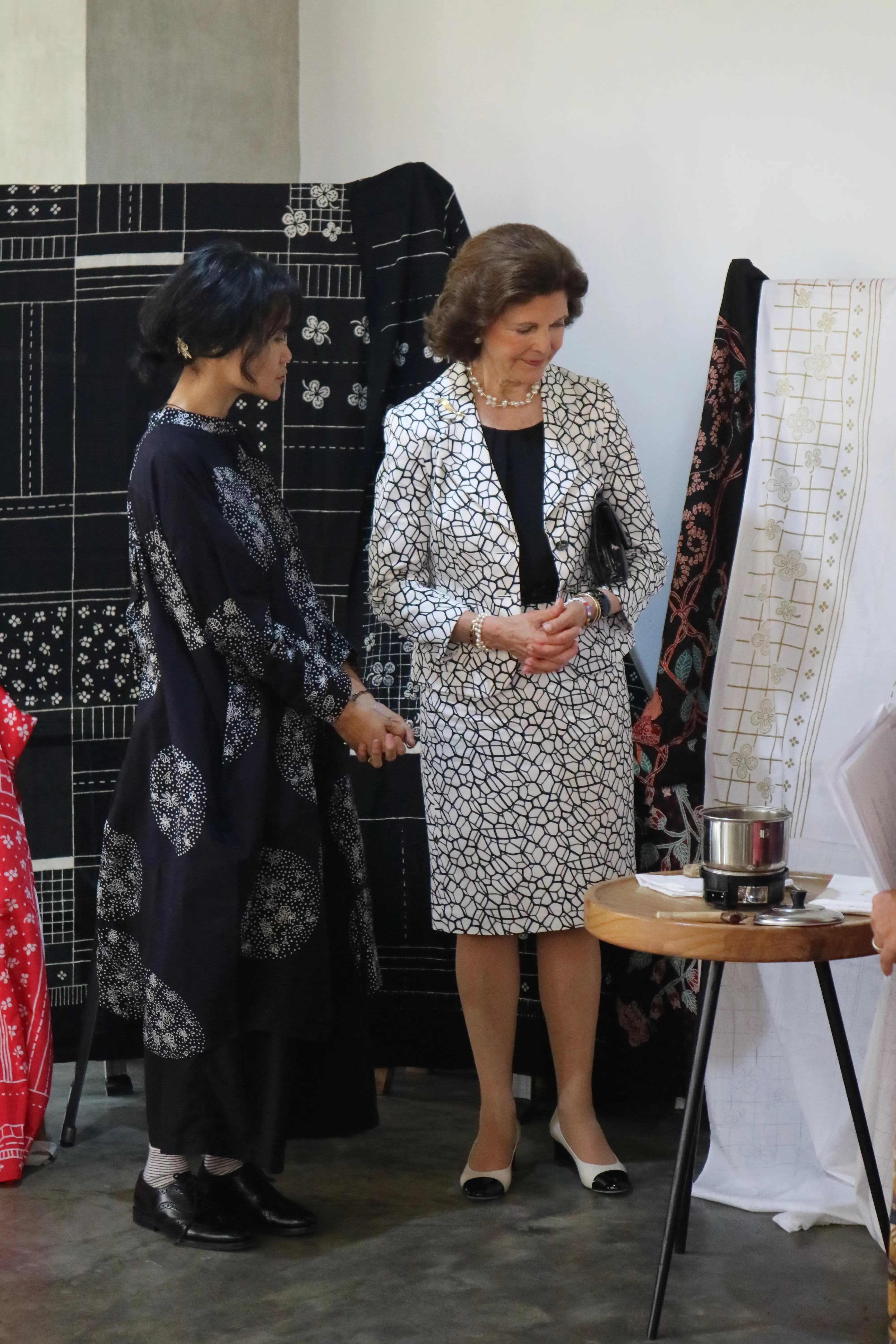 Ratu Swedia, Her Majesty Silvia of Sweden, berkesempatan langsung mencoba melukis kain batik dengan cara tradisional dalam kunjungannya ke Jakarta Creative Hub, Selasa (23/5/2017). (Liputan6.com/Akbar Muhibar)