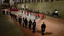 Warga memberikan penghormatan kepada jenazah Ratu Elizabeth II di Westminster Hall, Istana Westminster, London, Inggris, 14 September 2022. Ratu Elizabeth II akan dimakamkan pada Senin, 19 September 2022. (Ben Stansall/Pool Photo via AP)