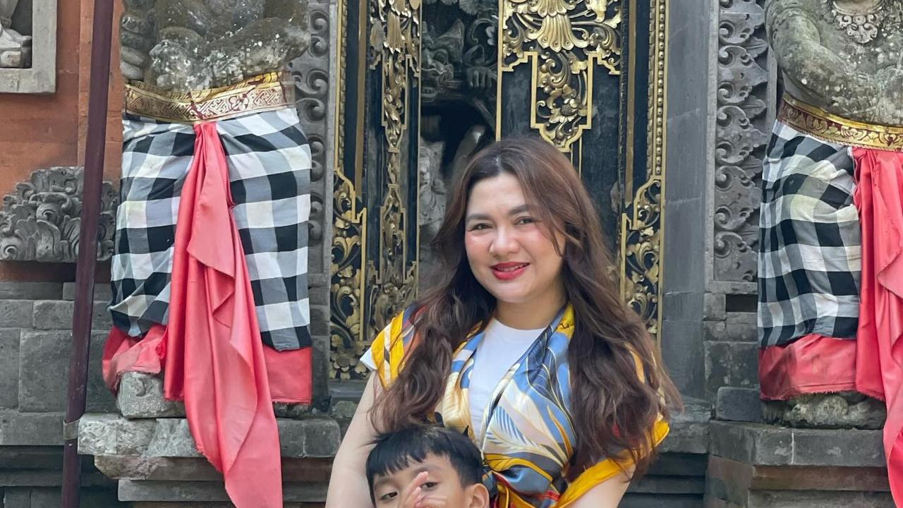 Potret Vicky Shu dan Keluarga Liburan di Bali