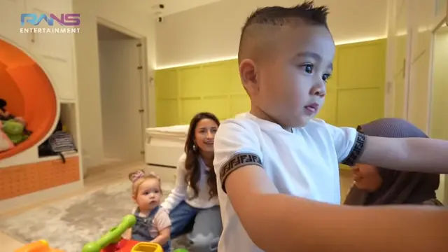 Kamari dan Rayyanza saat mereka akhirnya bertemu dalam satu frame, suasana menjadi sangat ceria (YouTube/Rans Entertainment)