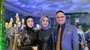 Tak hanya itu, ia juga membawa clutch hitam bertekstur sebagai aksesori yang menyempurnakan penampilan. [@mulanjameela1].
