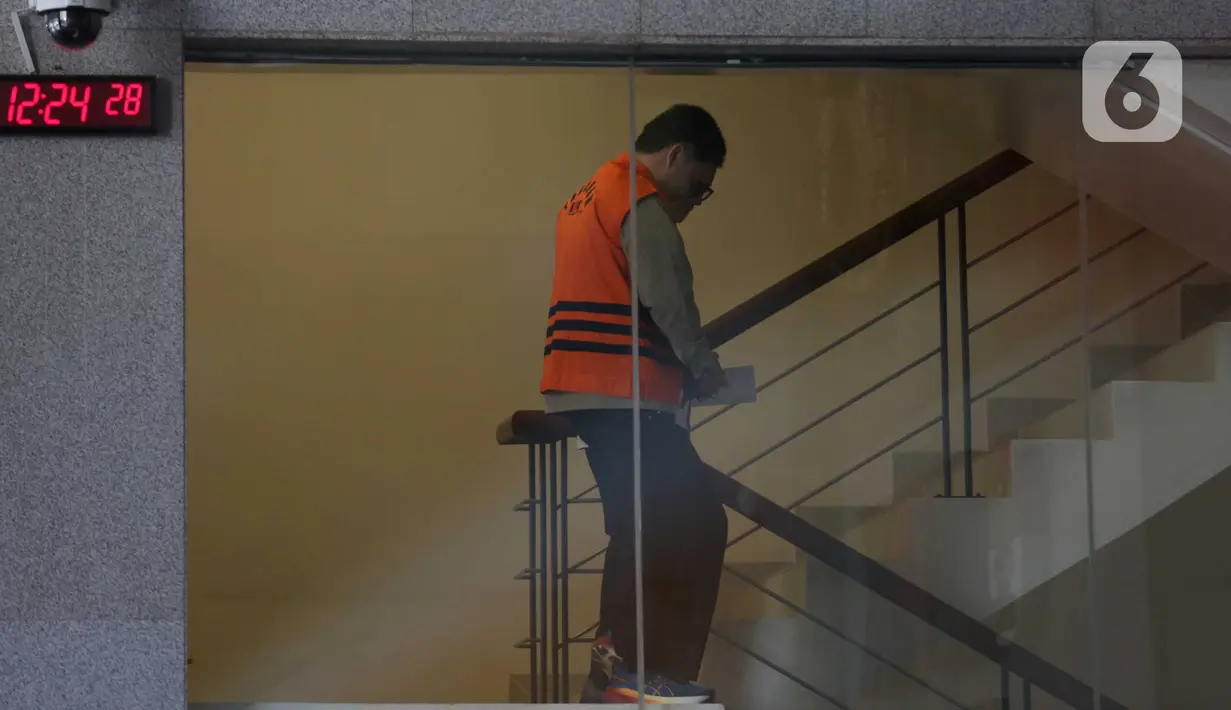 Abdul Aziz menjalani pemeriksaan terkait kasus dugaan korupsi Dana Alokasi Khusus (DAK) pembangunan RSUD Kabupaten Kolaka Timur, Sulawesi Tenggara. (Liputan6.com/Helmi Fithriansyah)