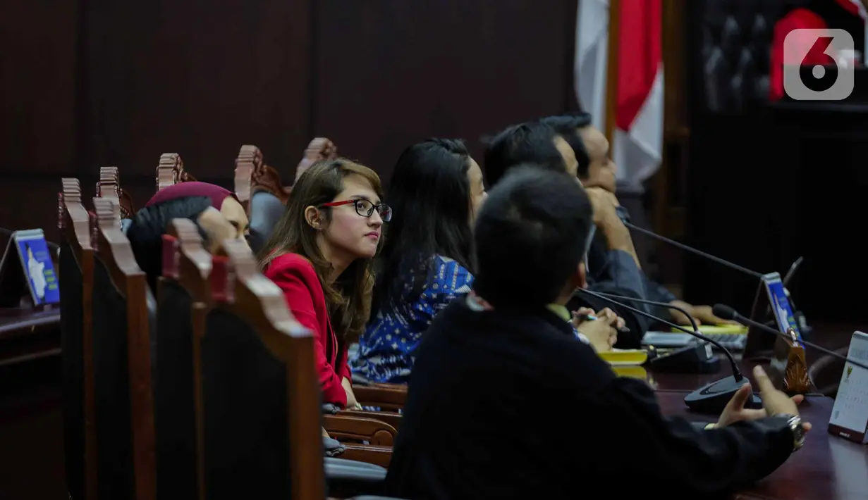 Politikus PSI Tsamara Amany saat mengikuti sidang putusan gugatan aturan umur kepala daerah di UU Pilkada di Mahkamah Konstitusi, Jakarta, Rabu (11/12/2019). MK menolak permohonan politikus PSI terkait batas minimal usia calon kepala daerah. (Liputan6.com/Faizal Fanani)