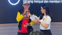 Penonton yang hadir menjawab kuis di sela-sela pertandingan Timnas Indonesia vs Singapura saat nonton bareng FIFA ASEAN Cup 2026 di IQOS Boutique, SOL Collective Space, SCBD, Jakarta, Jumat (25/9/2026). (Bola.com/Juventus Filadelfia)