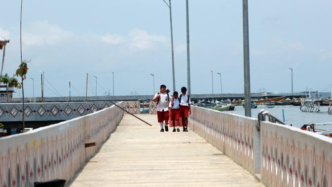 Jembatan di Kampung Nelayan Hamadi, Kota Jayapura (Liputan6.com/Katharina Janur)