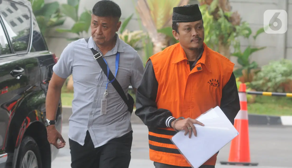 Pejabat Pembuat Komitmen atau PPK di Satuan Kerja Pelaksanaan Jalan Nasional XII Balikpapan, Andi Tejo Sukmono memasuki Gedung KPK di Jakarta, Rabu (27/11/2019). Andi diperiksa sebagai tersangka suap pengadaan proyek jalan di Provinsi Kalimantan Timur tahun 2018-2019. (merdeka.com/Dwi Narwoko)