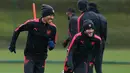 Penyerang Arsenal, Pierre-Emerick Aubameyang (kiri) mengikuti latihan di London Colney, Inggris (2/5). Pada leg pertama Atletico Madrid bermain imbang 1-1 atas Arsenal di Emirates Stadium. (AFP Photo/Dennis Adrian)