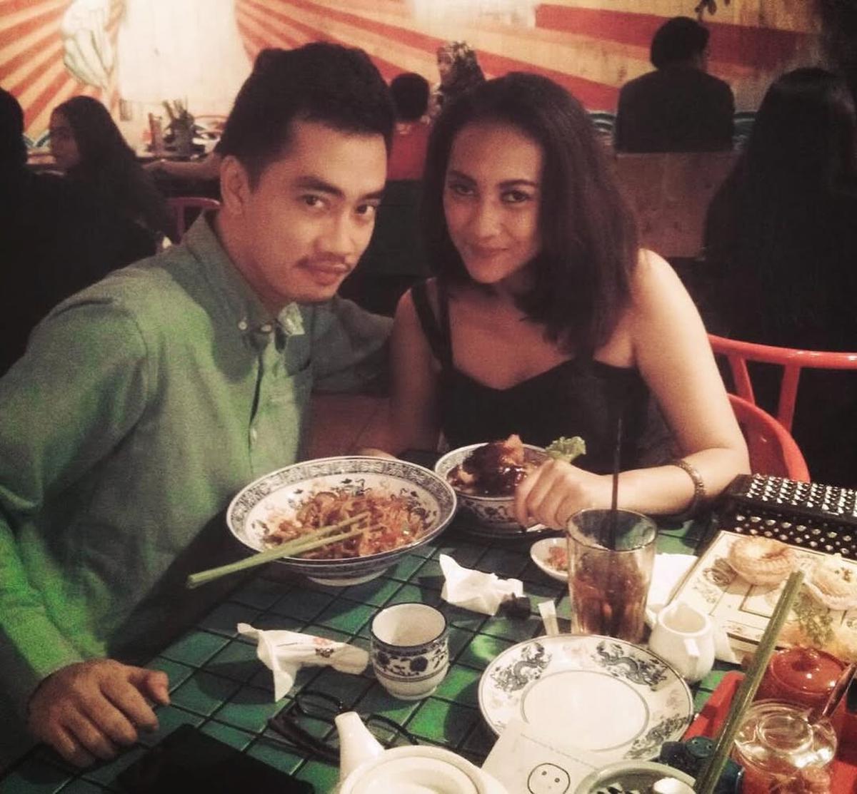 Rayakan Anniversary, Dennis Adhiswara Unggah Foto Masa Pacaran dengan Istri Tercinta