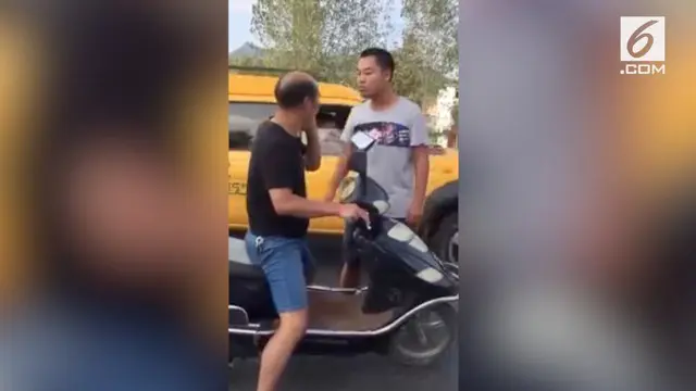 VIDEO: Viral, Pria Tampar Mantan Guru di Jalanan