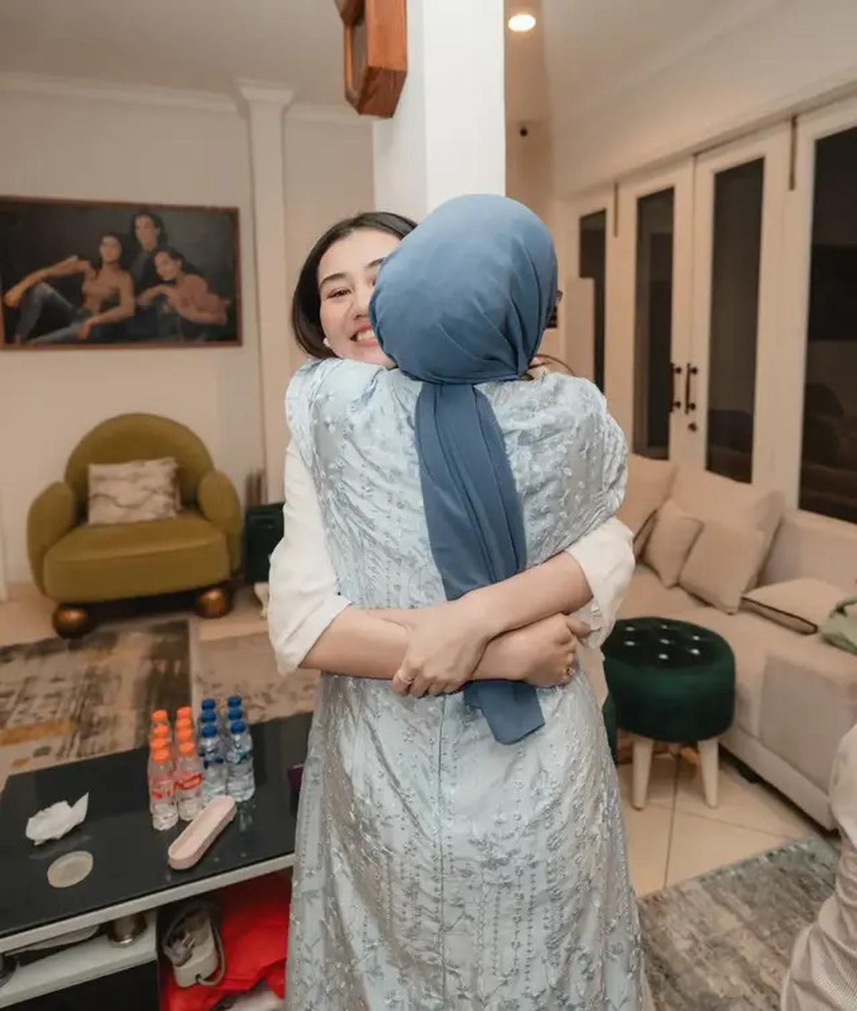 13 Potret Ruang Keluarga di Rumah Reza Artamevia, Jadi Tempat Kumpul saat Lebaran