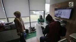 Wakil Ketua Ombudsman RI Lely Pelitasari Soebekty melihat kegiatan pelayanan di Mal Pelayanan Publik Provinsi DKI Jakarta, Jumat (8/11). Bersama kepala perwakilan Provinsi Ombudsman, Lely meninjau pelayanan di Mal tersebut. (Liputan6.com/Faizal Fanani)