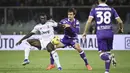 Pemain Juventus, Moise Kean, berebut bola dengan pemain Fiorentina, Luca Ranieri, pada laga Liga Italia di Stadion Artemio Franchi, Senin (06/11/2023). Juventus menang dengan skor 1-0. (LaPresse via AP/Massimo Paolone)