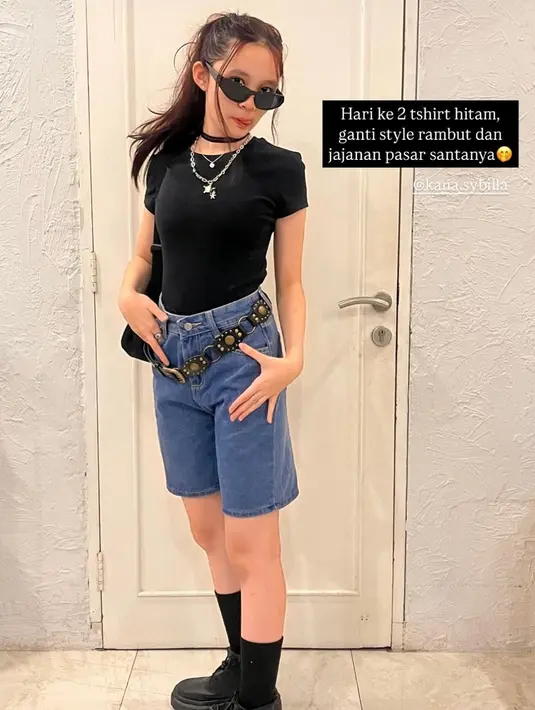 Pada hari kedua, Sybil menunjukkan sisi edgy-nya dengan gaya rockstar yang memikat. Ia memadukan kaus pendek hitam dengan denim shorts dan mempermanis penampilan dengan ikat pinggang kulit, kalung rantai, dan choker. Sepatu boots hitam melengkapi gaya ini, sementara shoulder bag hitam dan kacamata hitam menambah aura misterius sekaligus modis.  [@zaskiadyamecca].