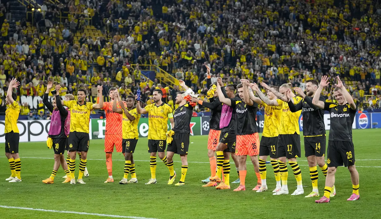 Selebrasi para pemain Borussia Dortmund di hadapan para pendukung merayakan kemenangan 1-0 atas PSG pada laga leg pertama semifinal Liga Champions 2023/2024 di Signal Iduna Park Stadium, Dortmund, Rabu (1/5/2024). (AP Photo/Martin Meissner)