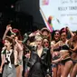 Para model yang tampil mengenakan rancangan Kelly Tandiono yang bertemakan Amy Winehouse dalam Jakarta Fashion Week 2017 di Jakarta, Minggu (23/10). Kelly membawa sifat seksi dan berani Amy Winehouse dalam karyanya. (Liputan6.com/Faizal Fanani)