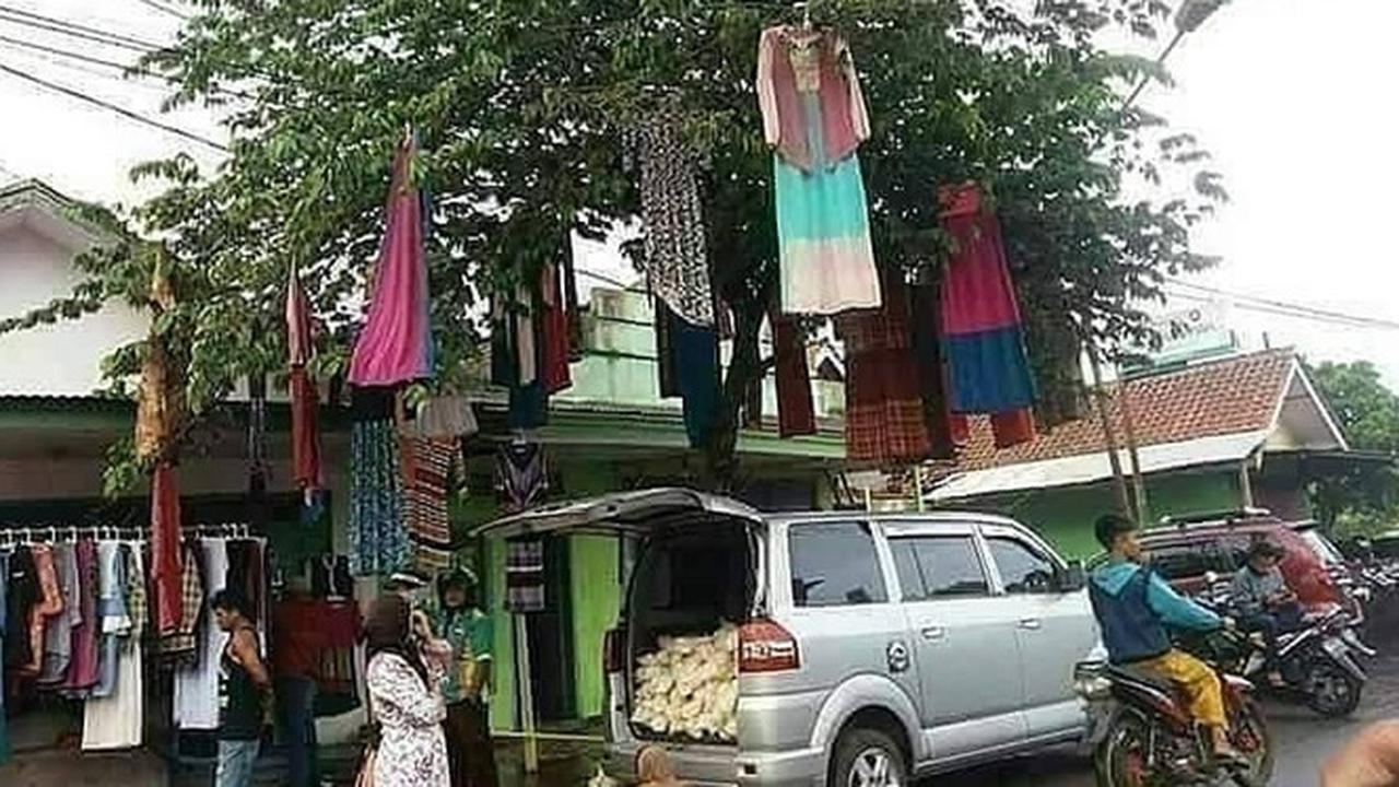 6 Potret Kocak Orang Jualan Pakaian Ini Bikin Tepuk Jidat