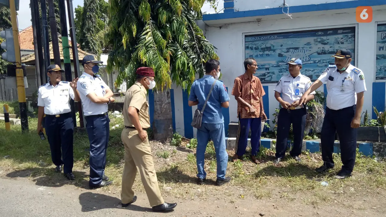 Dinas Perhubungan Banyuwangi Lakukan survei jalan di simpang 3 Sukowidi untuk rencana rekayasa jalan. (Hermawan Arifianto/Liputan6.com)