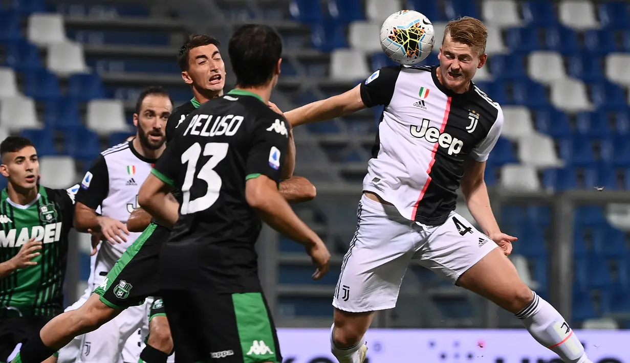 Bek Juventus,  Matthijs de Ligt menyundul bola ke arah gawang Sassuolo pada pertandingan lanjutan Liga Serie A Italia di stadion Mapei di Reggio Emilia (15/7/2020). Juventus bermain imbang 3-3 atas Sassuolo. (AFP/Marco Bertorello)