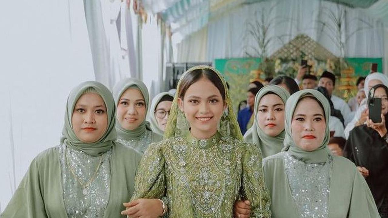 Sebelum memasuki lokasi acara, Putri digandeng oleh pihak keluarga. Tampak ada perbedaan warna baju dari yang dikenakan Putri dan keluarga. Baju milik Putri cenderung berwarna lime sedang keluarganya mengenakan busana hijau sage.