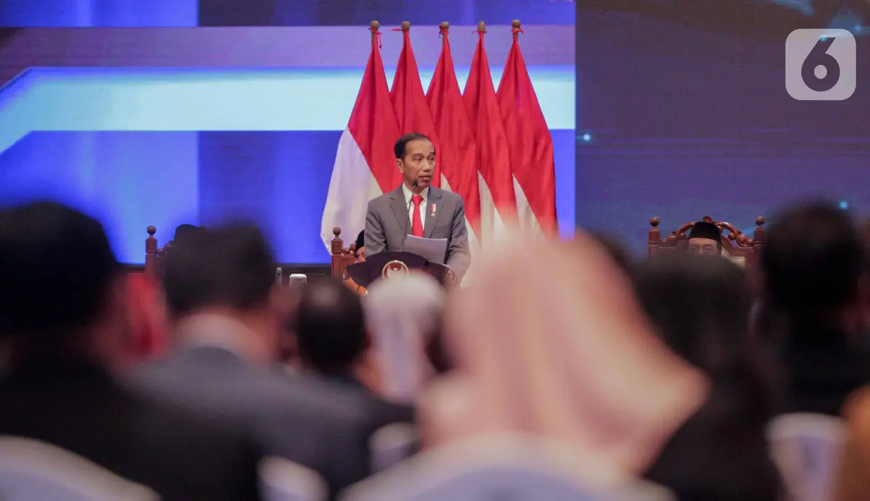 Presiden Joko Widodo menyampaikan sambutan pada Sidang Pleno Laporan Tahunan Mahkamah Agung Tahun 2019 di JCC, Senayan, Jakarta, Rabu (26/2/2020). Sidang pleno ini merupakan penyampaian laporan tahunan MA tahun 2019. (Liputan6.com/Faizal Fanani)
