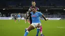 Gelandang Leicester City, James Maddison berusaha merebut bola dari pemain Napoli, Juan Jesus pada pertandingan Grup C Liga Europa di Stadion Diego Armando Maradona di Naples, Italia (10/12/2021). Napoli melaju kebabak selanjutnya karena berada diperingkat kedua klasemen. (AP Photo/Gregorio Borgia)