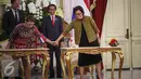Menteri Keuangan Indonesia, Sri Mulyani berjabat tangan dengan Menteri Kerja Sama Perdagangan dan Pembangunan Belanda, Lilianne Ploumen seusai penandatangan MoU di Istana Merdeka, Jakarta, Rabu (23/11). (Liputan6.com/Faizal Fanani)