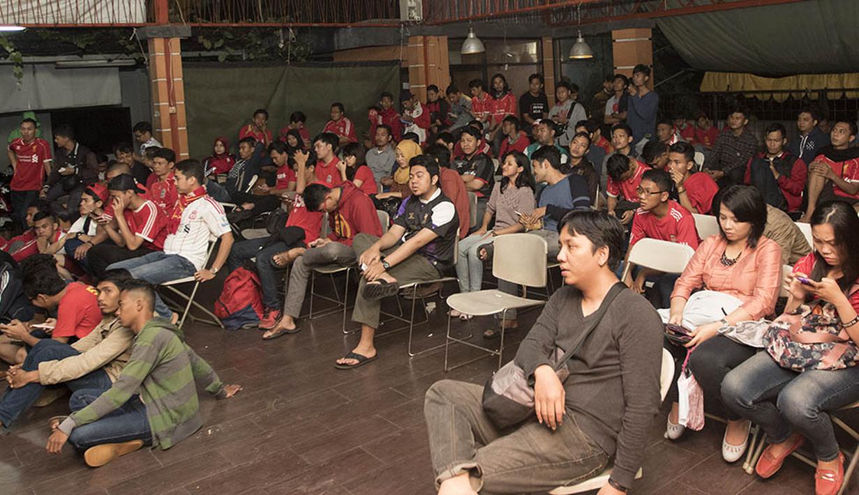 Meski sempat diguyur hujan namun tidak mengurangi antusias para Liverpudlian untuk menyaksikan tim kesayangannya bertanding. (Bola.com/Vitalis Yogi Trisna)