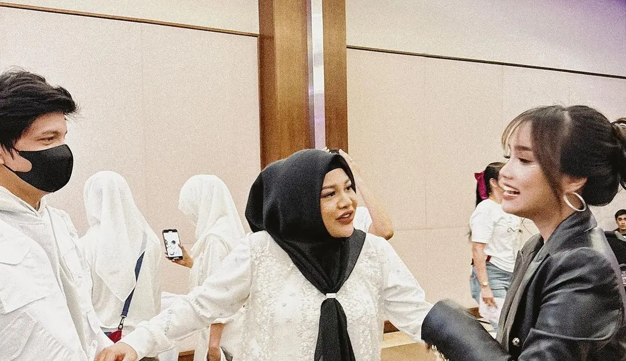 Aurel Hermansyah dengan tunik brokat putih dan hijab hitam, kemudian Atta Halilintar dengan hoodie, jaket, dan celana warna putih senada. [Foto:IG/attahalilintar]