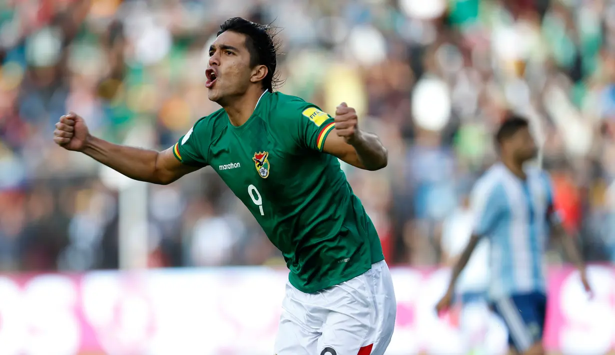 Pemain Bolivia, Marcelo Martins merayakan golnya ke gawang Argentina dalam laga Kualifikasi Piala Dunia zona Amerika Selatan di Stadion Hernando Siles, Rabu (29/3). Tanpa diperkuat Lionel Messi, Argentina kalah 0-2 dari Bolivia. (AP Photo/Juan Karita)