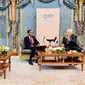 Presiden Joko Widodo (Jokowi) bertemu dengan Presiden Palestina, Mahmoud Abbas, di sela-sela Konferensi Tingkat Tinggi (KTT) Luar Biasa Organisasi Kerja Sama Islam (OKI) yang digelar di King Abdulaziz International Convention Center (KAICC), Riyadh, Arab Saudi, Sabtu, (11/11/2023). (Dok. Istimewa)