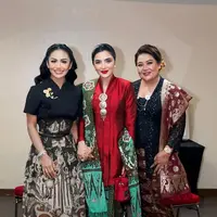 Intip gaya anggun Kris Dayanti, Ashanty, dan Luhde Menzel saat hadiri wisuda Sarah Menzel (@ashanty_ash)